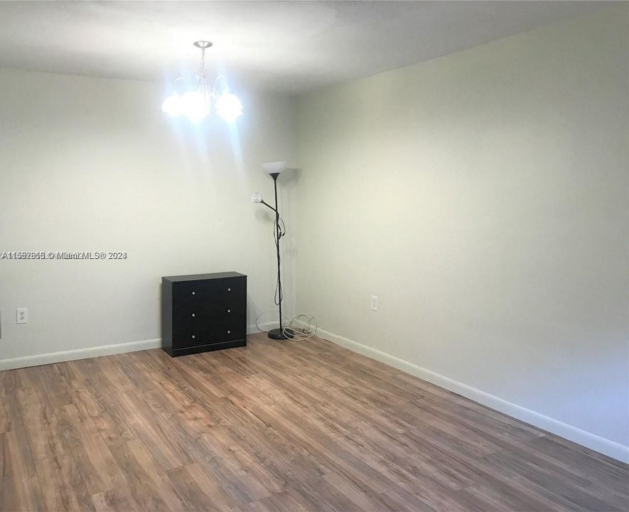 For Sale: $190,000 (1 beds, 1 baths, 720 Square Feet)