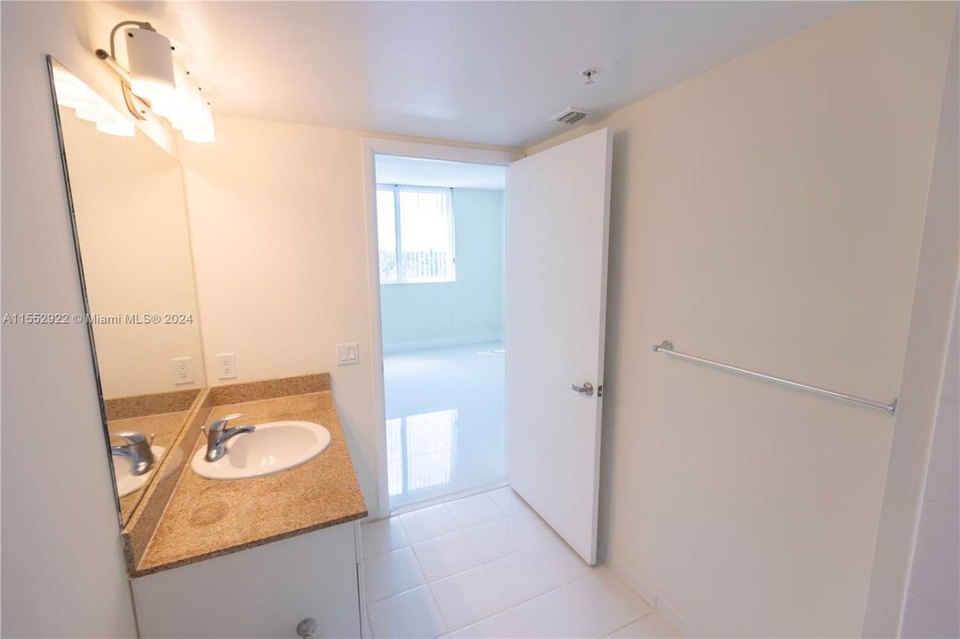 Active With Contract: $330,000 (1 beds, 2 baths, 935 Square Feet)