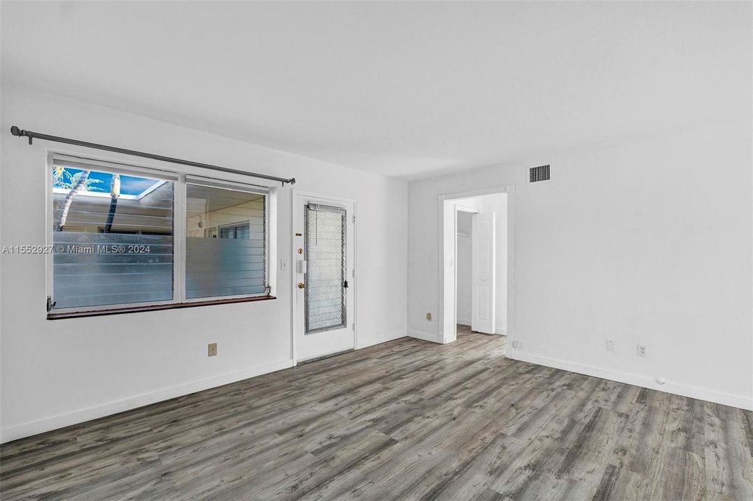 Active With Contract: $200,000 (1 beds, 1 baths, 538 Square Feet)