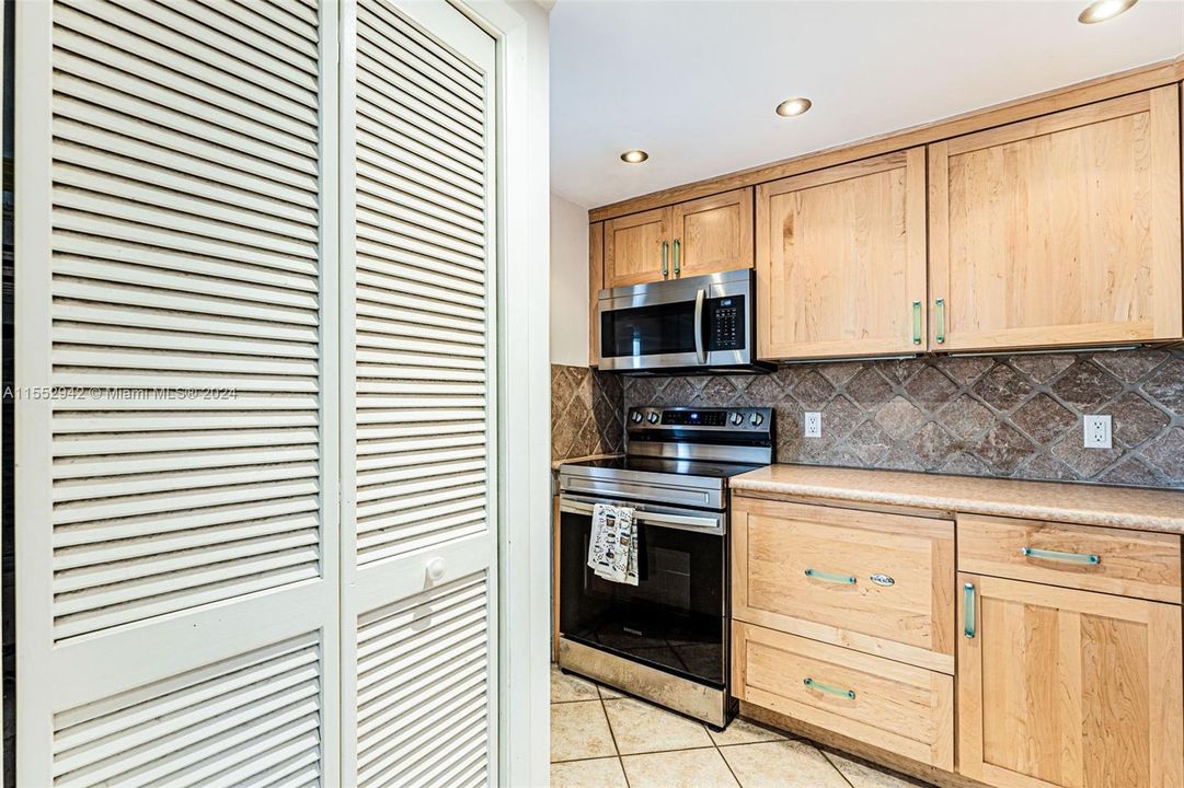 For Sale: $375,000 (2 beds, 2 baths, 977 Square Feet)