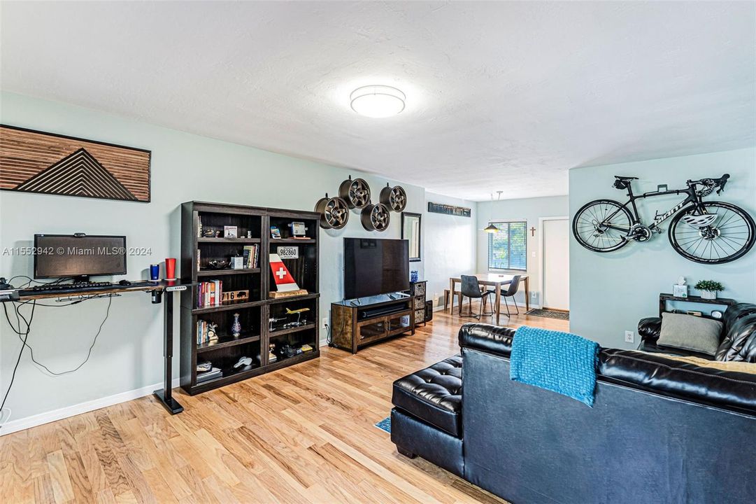 For Sale: $375,000 (2 beds, 2 baths, 977 Square Feet)