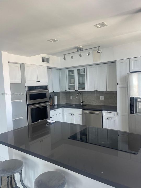 Active With Contract: $3,750 (2 beds, 2 baths, 1316 Square Feet)