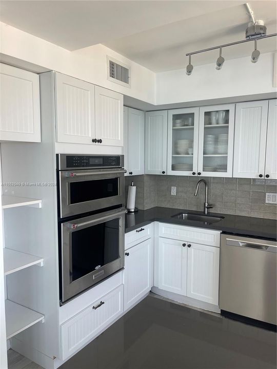 Active With Contract: $3,750 (2 beds, 2 baths, 1316 Square Feet)