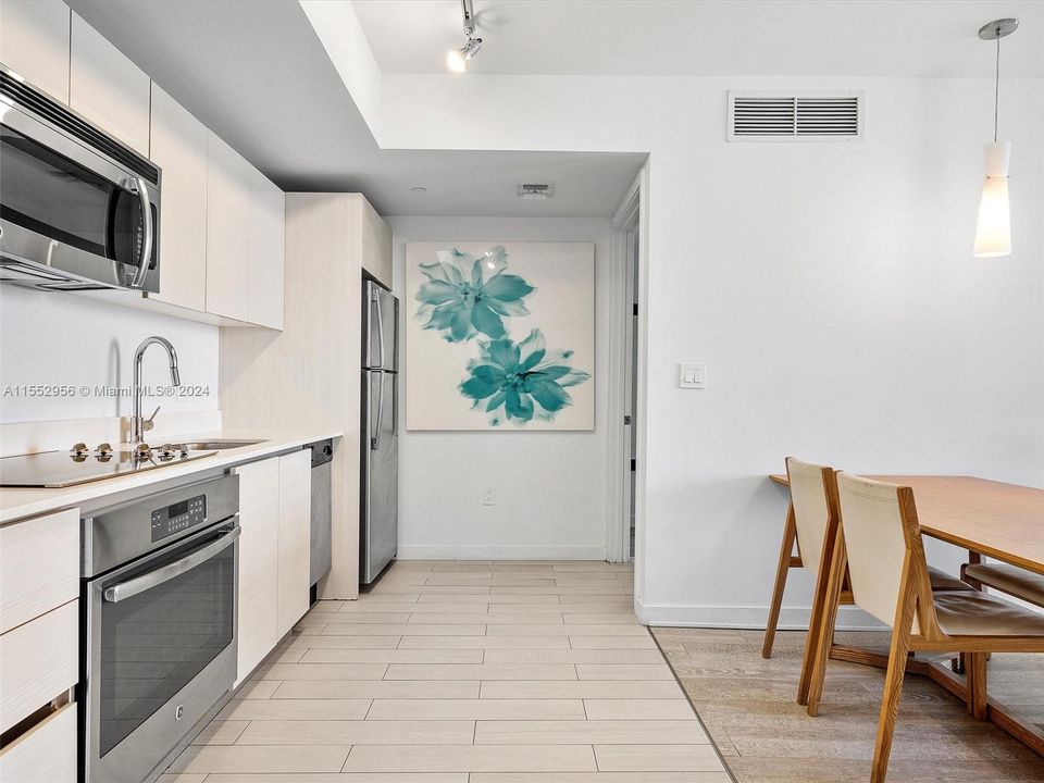 For Sale: $550,000 (2 beds, 2 baths, 1028 Square Feet)