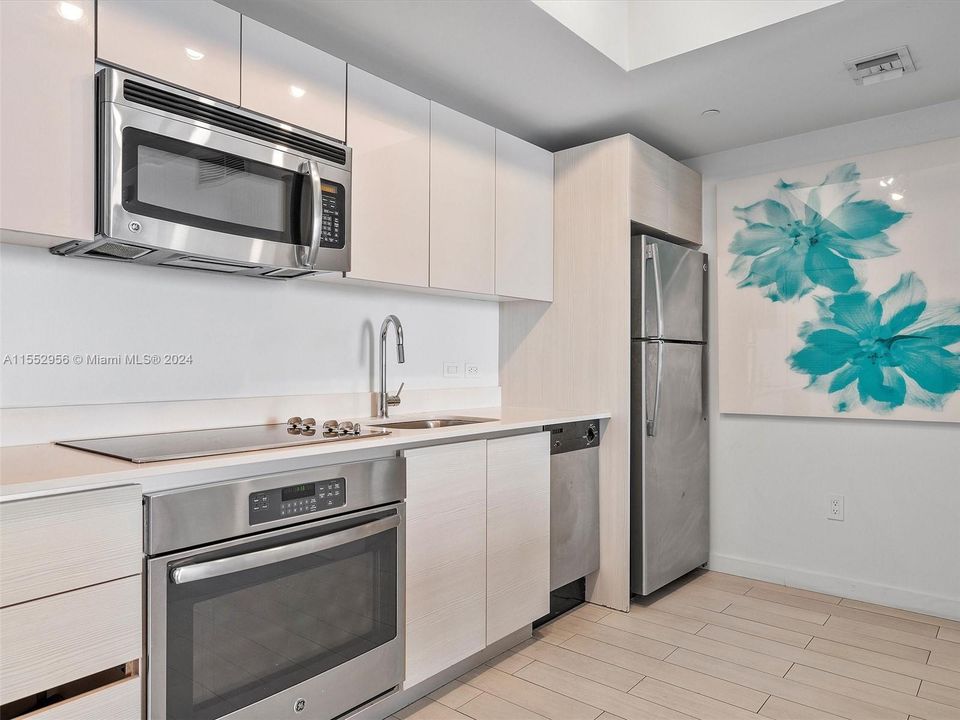 For Sale: $550,000 (2 beds, 2 baths, 1028 Square Feet)