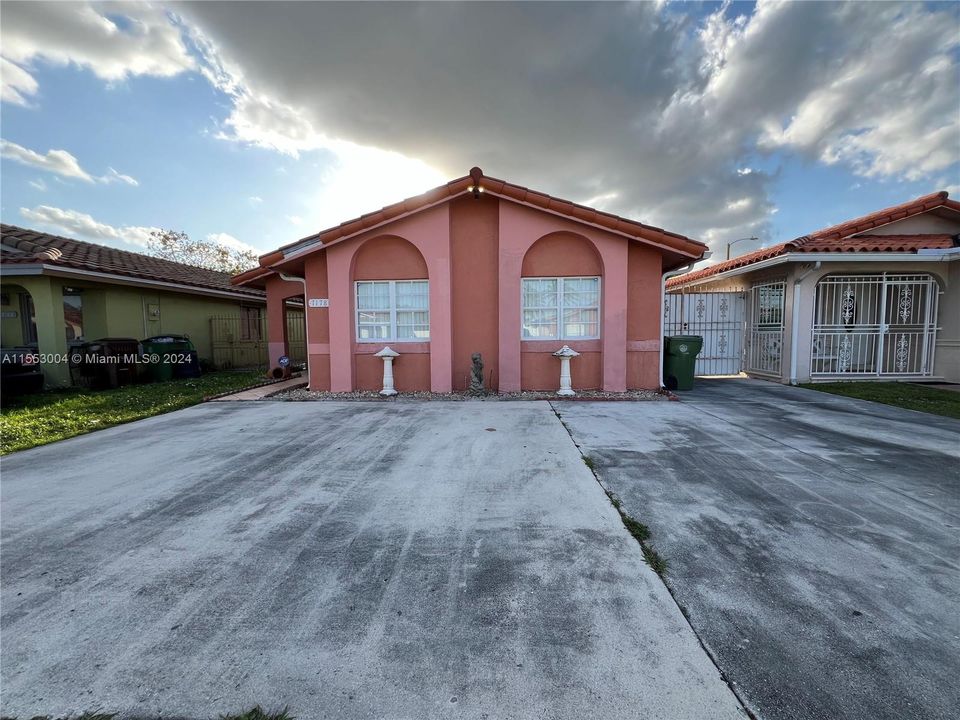 Recently Sold: $500,000 (4 beds, 2 baths, 1323 Square Feet)