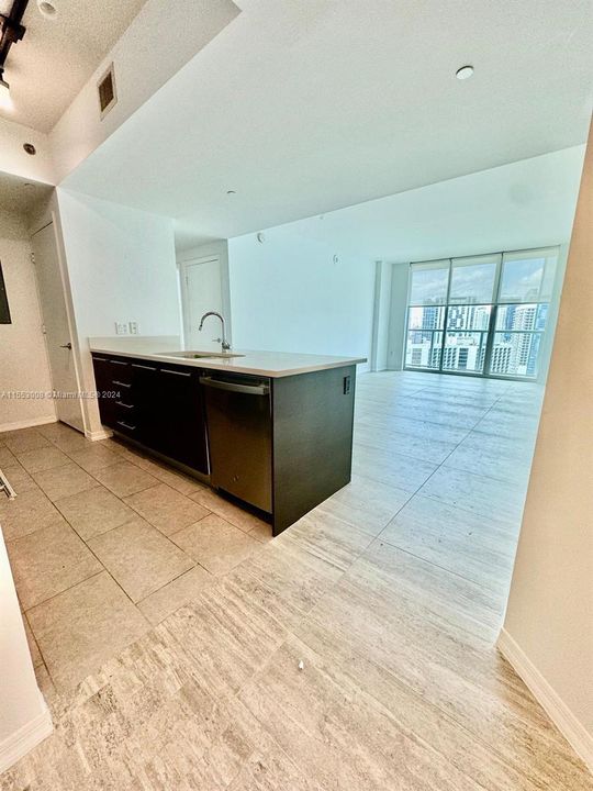 Recently Rented: $3,300 (1 beds, 1 baths, 754 Square Feet)