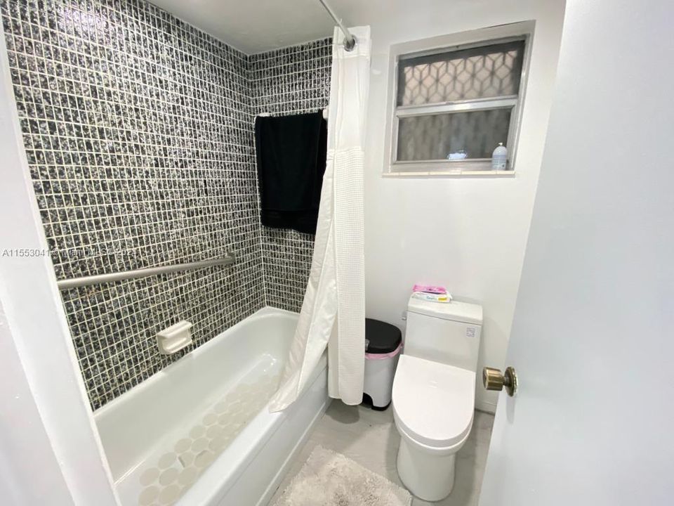 Active With Contract: $495,000 (1 beds, 1 baths, 820 Square Feet)