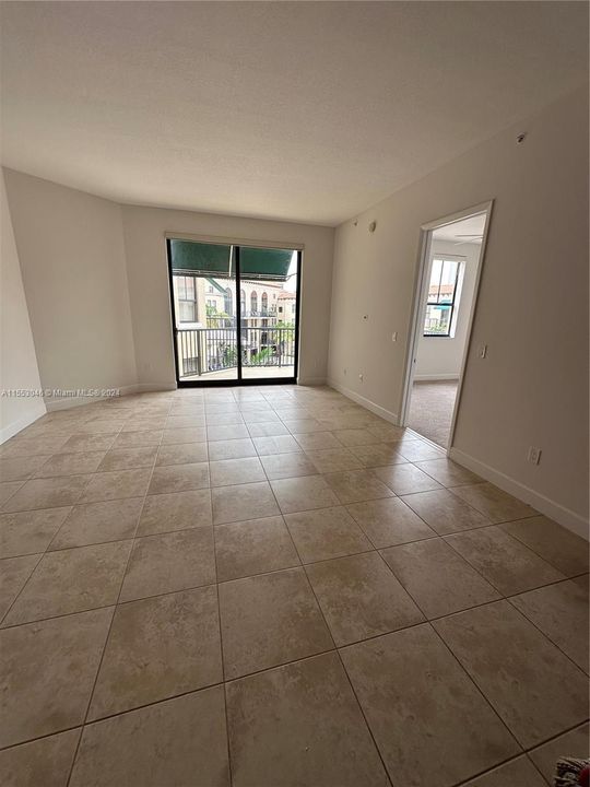 Active With Contract: $549,000 (1 beds, 1 baths, 990 Square Feet)