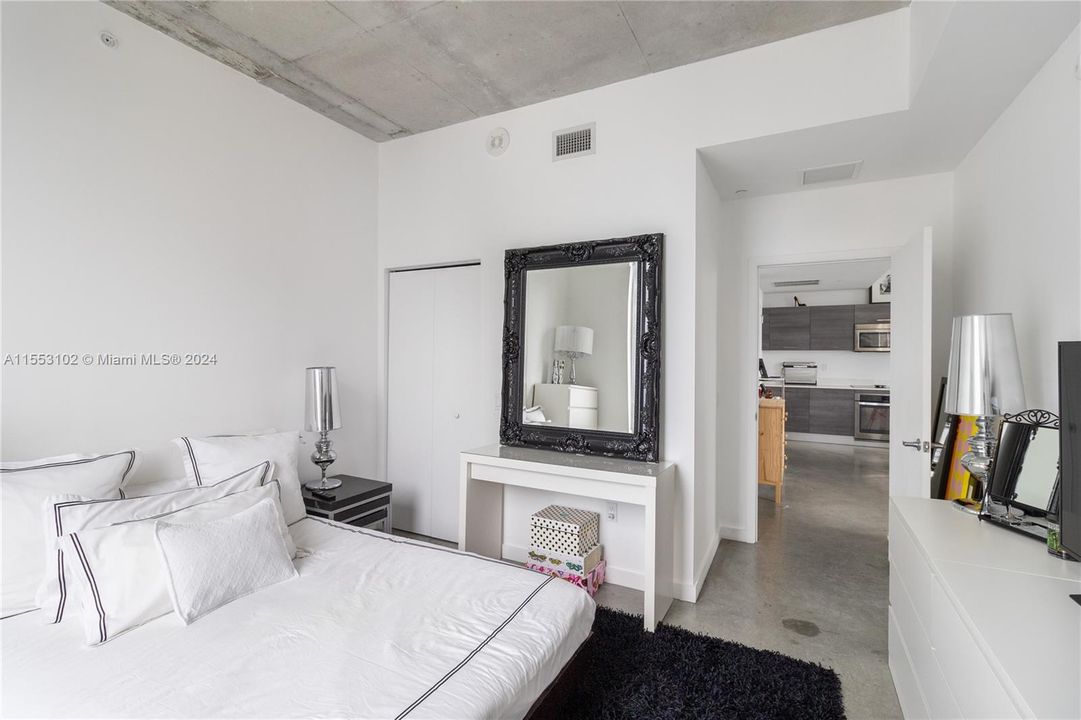 Active With Contract: $3,000 (1 beds, 1 baths, 736 Square Feet)