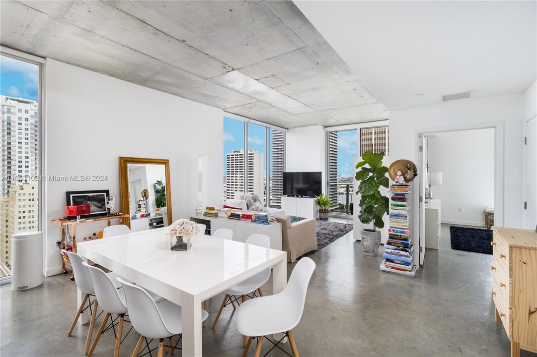 Active With Contract: $3,000 (1 beds, 1 baths, 736 Square Feet)