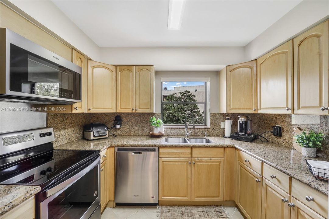 For Sale: $399,900 (2 beds, 2 baths, 1235 Square Feet)