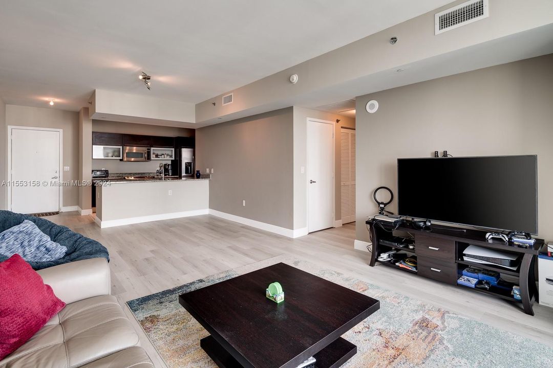 For Sale: $534,900 (1 beds, 1 baths, 774 Square Feet)