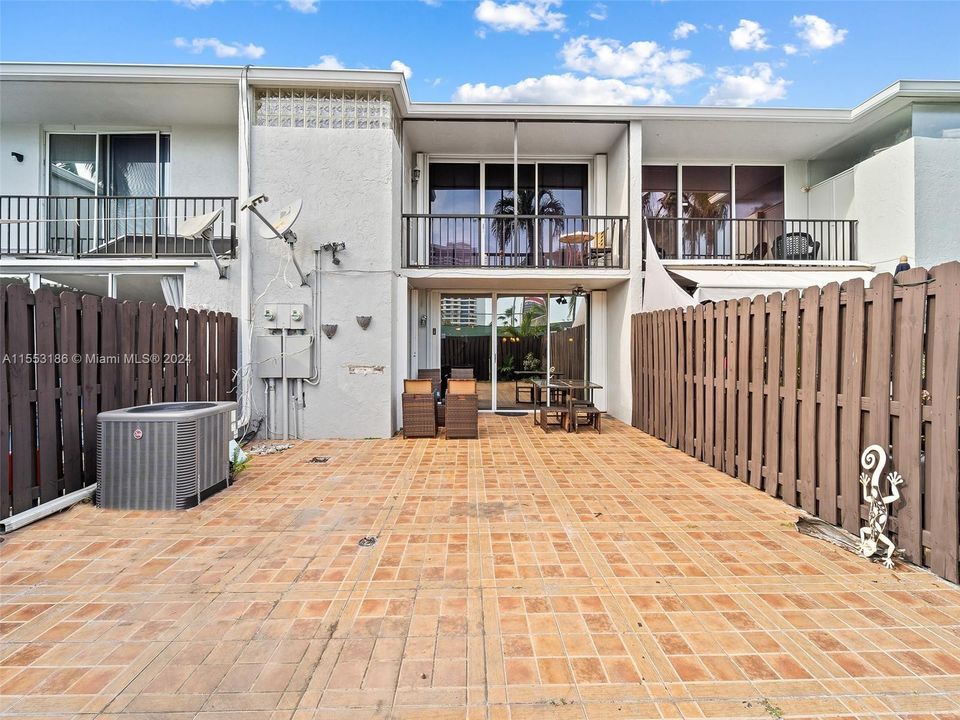 Recently Sold: $550,000 (3 beds, 2 baths, 2083 Square Feet)