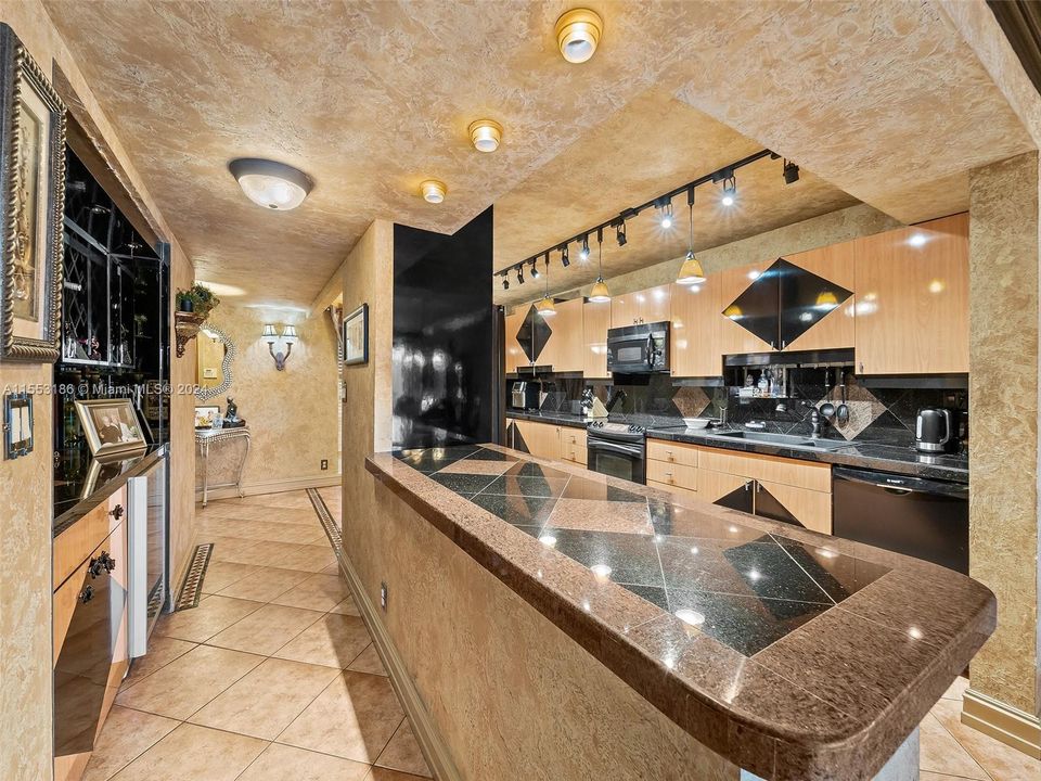 Recently Sold: $550,000 (3 beds, 2 baths, 2083 Square Feet)