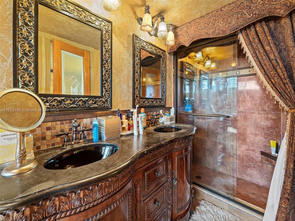 Recently Sold: $550,000 (3 beds, 2 baths, 2083 Square Feet)