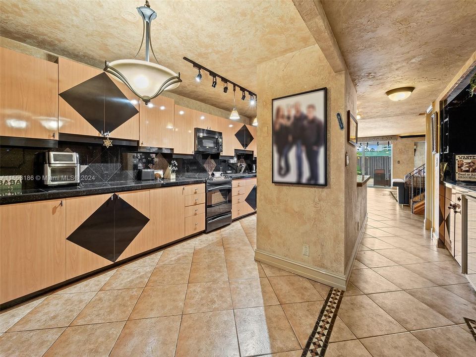 Recently Sold: $550,000 (3 beds, 2 baths, 2083 Square Feet)