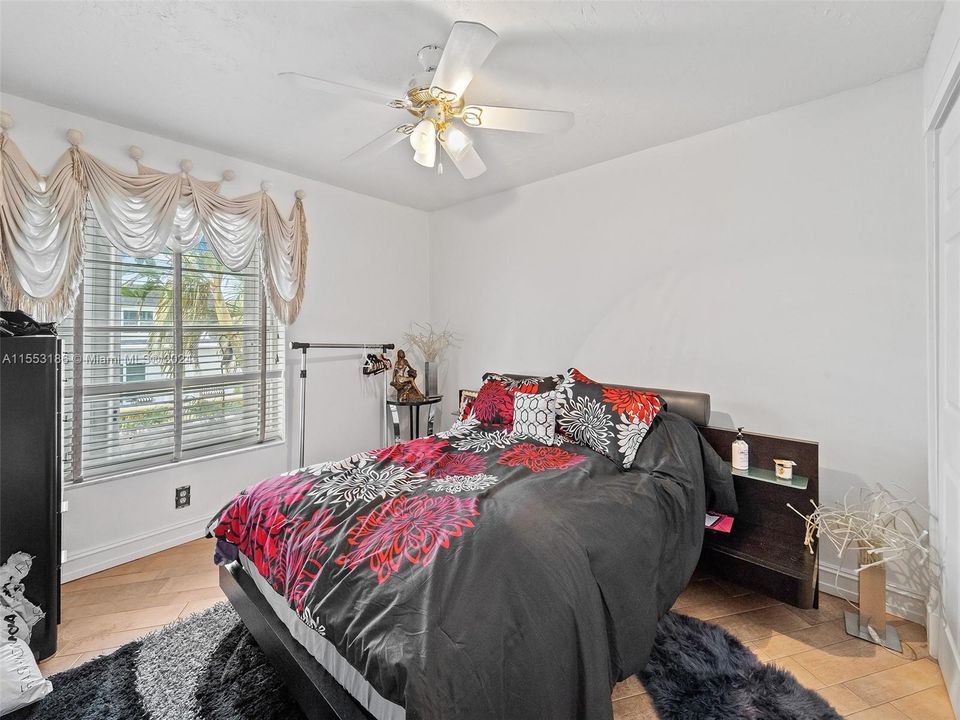 Recently Sold: $550,000 (3 beds, 2 baths, 2083 Square Feet)