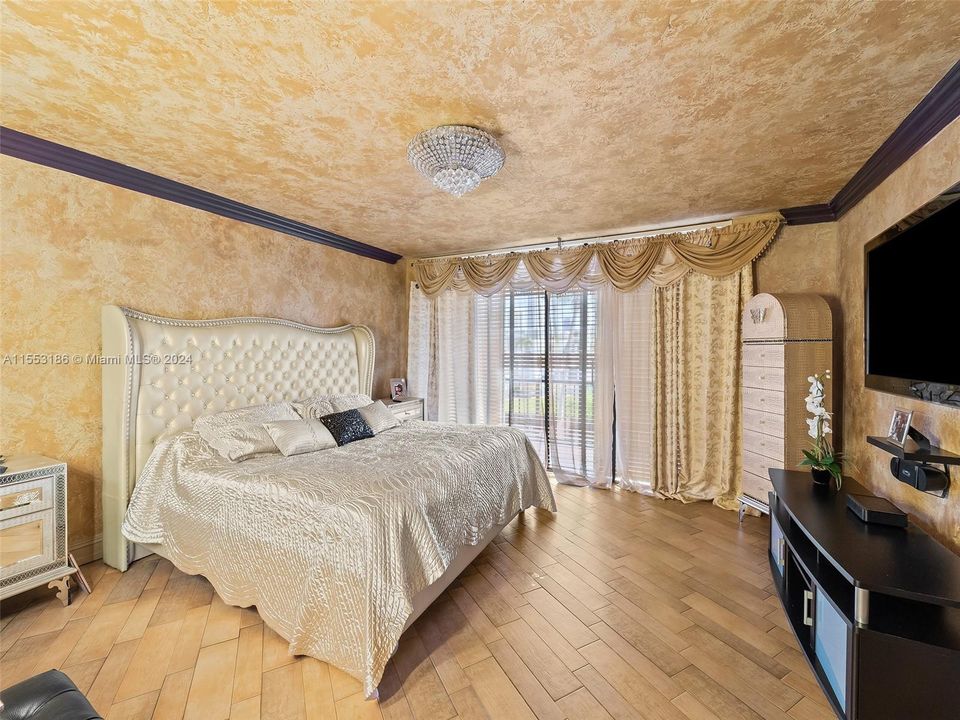 Recently Sold: $550,000 (3 beds, 2 baths, 2083 Square Feet)