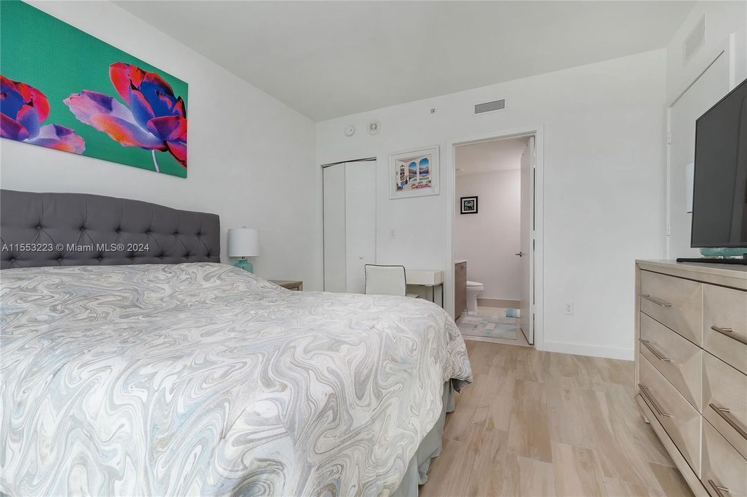 For Sale: $780,000 (2 beds, 2 baths, 961 Square Feet)