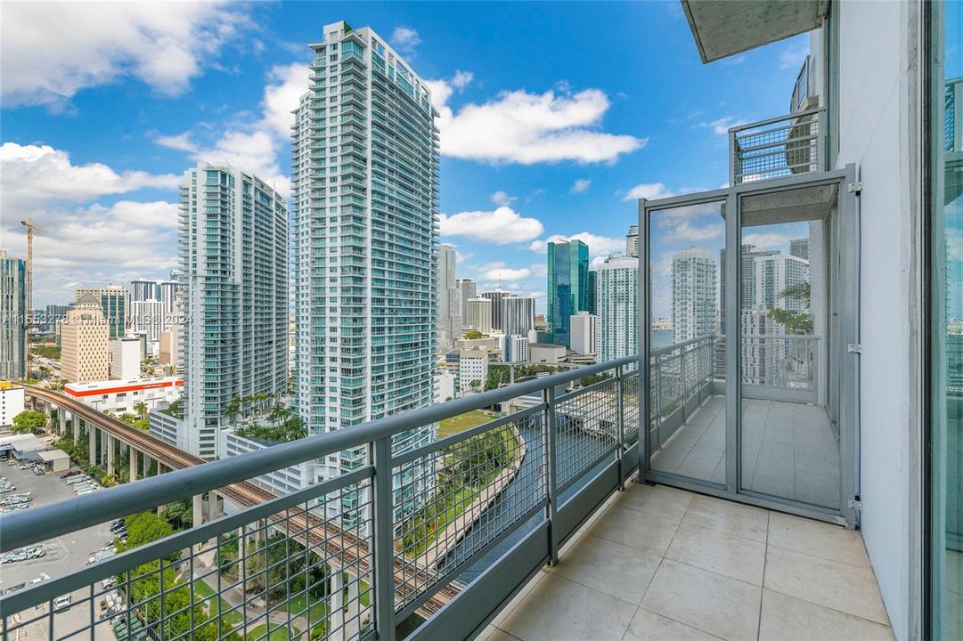 Active With Contract: $439,000 (1 beds, 1 baths, 868 Square Feet)