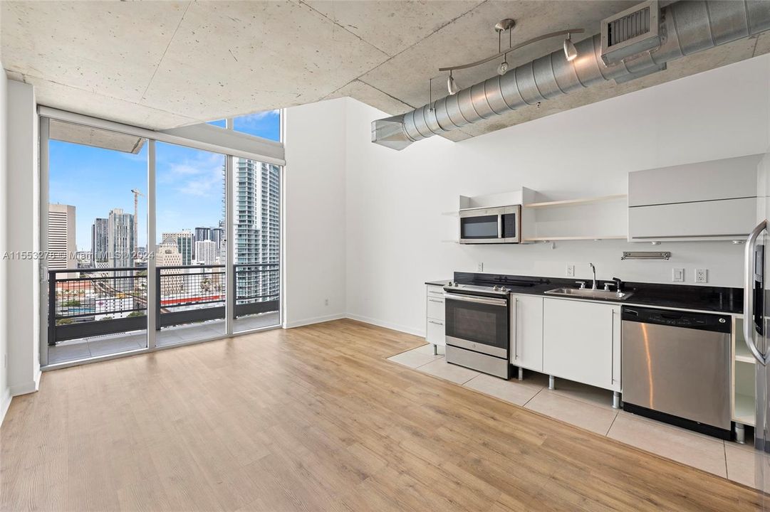 Active With Contract: $439,000 (1 beds, 1 baths, 868 Square Feet)