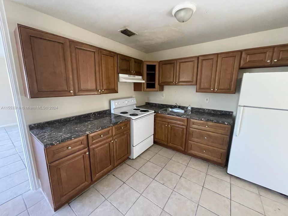 Recently Rented: $3,350 (3 beds, 1 baths, 1324 Square Feet)