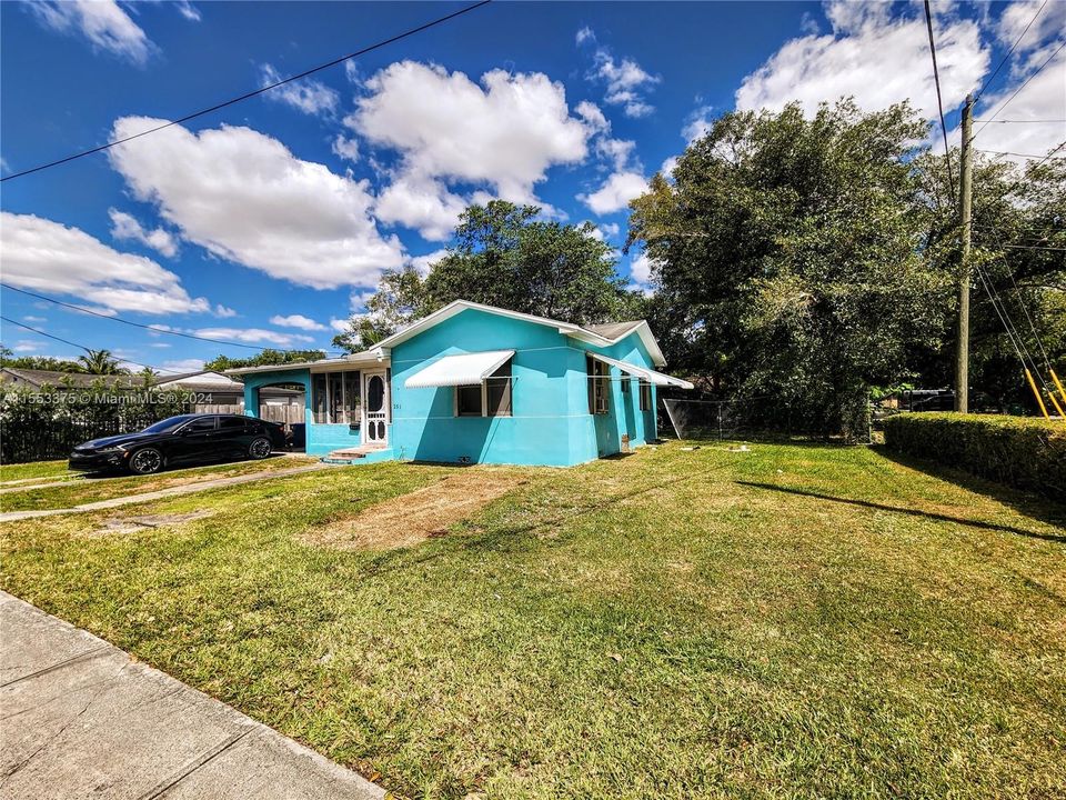 For Sale: $499,000 (2 beds, 1 baths, 964 Square Feet)