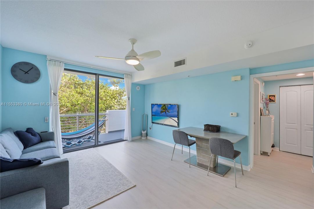 For Sale: $675,000 (1 beds, 1 baths, 686 Square Feet)