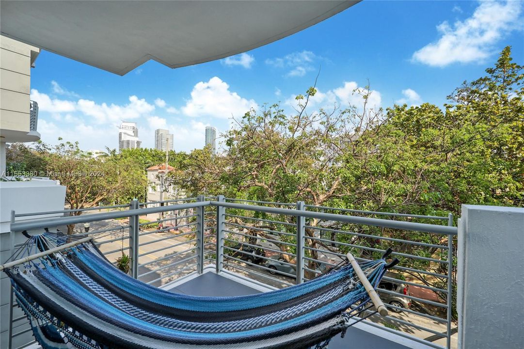 For Sale: $675,000 (1 beds, 1 baths, 686 Square Feet)