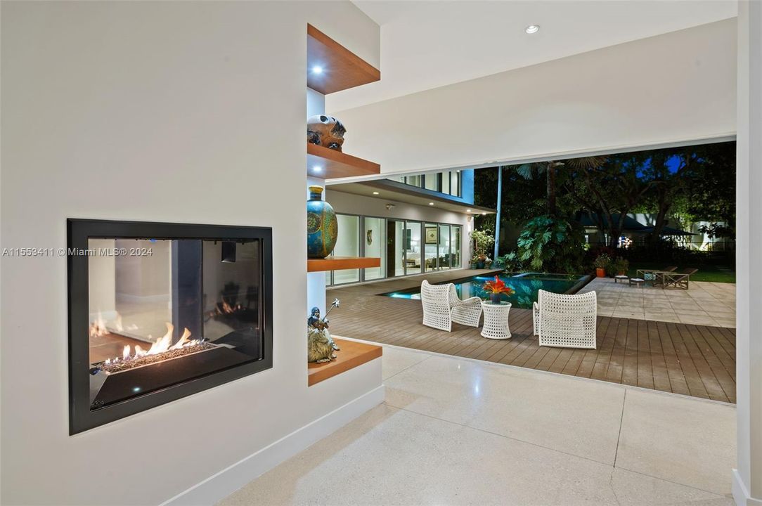 Vendido Recientemente: $5,250,000 (6 camas, 6 baños, 5404 Pies cuadrados)