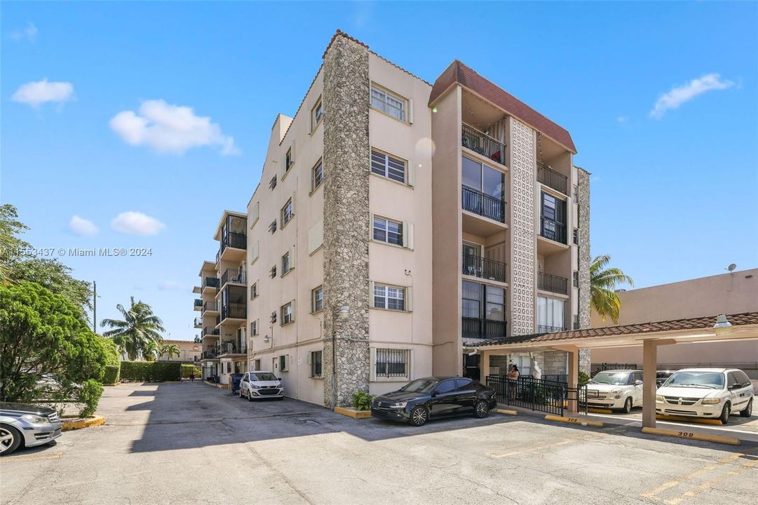 Active With Contract: $265,000 (2 beds, 1 baths, 748 Square Feet)