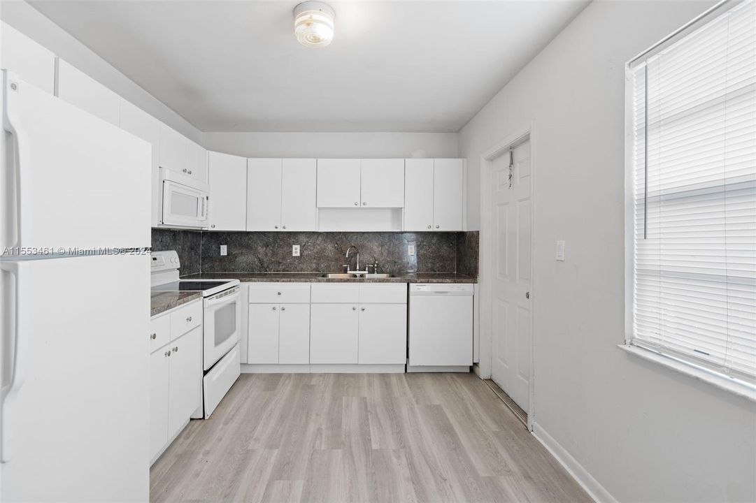 Active With Contract: $2,750 (3 beds, 2 baths, 1104 Square Feet)