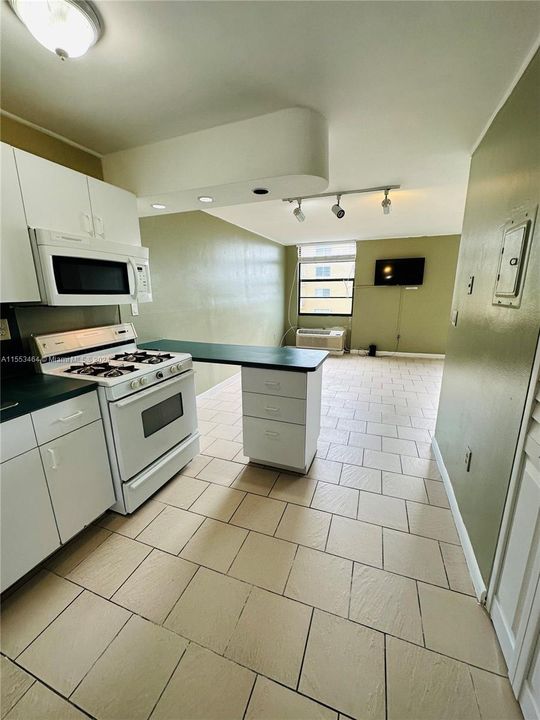 Active With Contract: $230,000 (0 beds, 1 baths, 400 Square Feet)