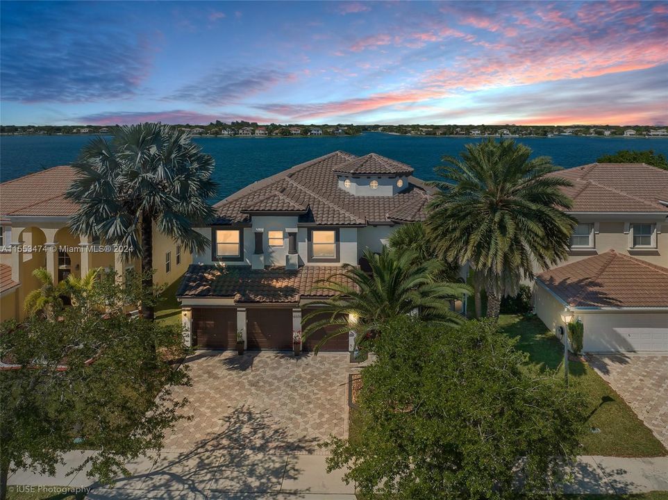 Active With Contract: $1,300,000 (5 beds, 5 baths, 4298 Square Feet)
