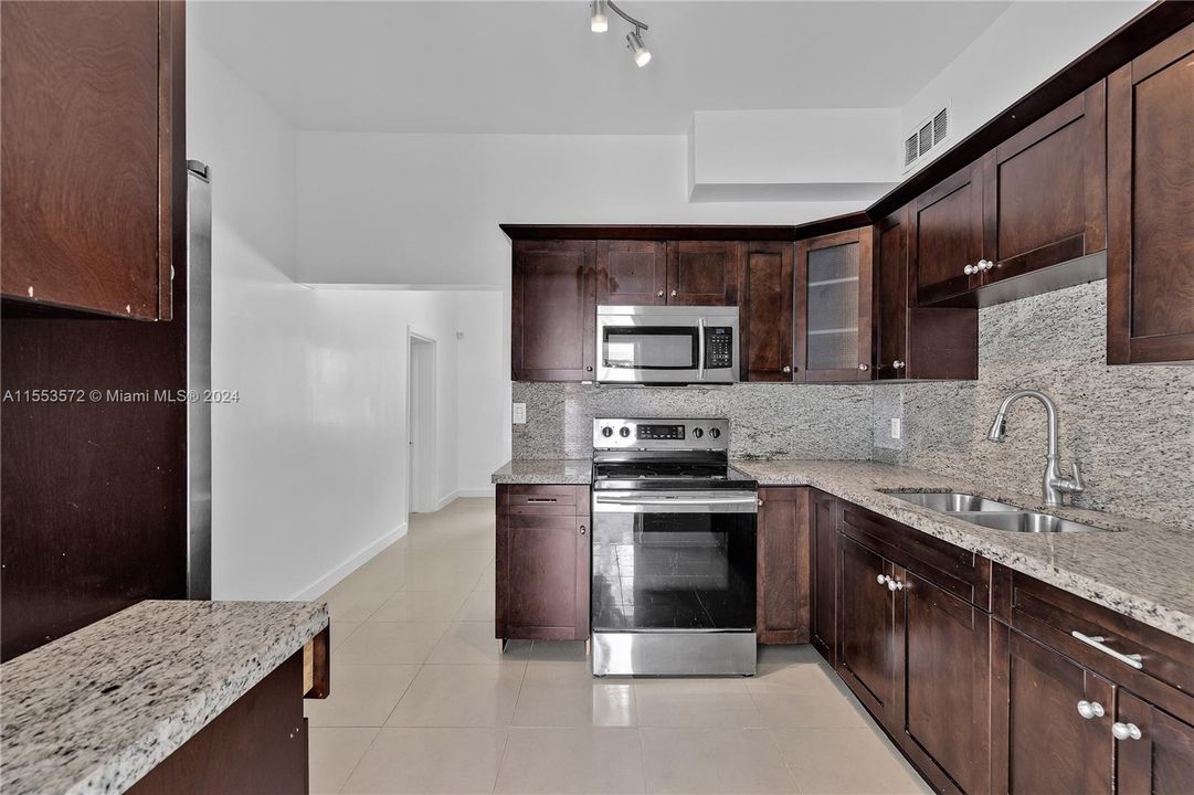 For Sale: $449,000 (4 beds, 1 baths, 1032 Square Feet)