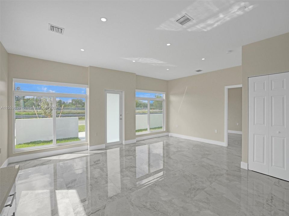 最近租的: $3,200 (3 贝兹, 2 浴室, 0 平方英尺)