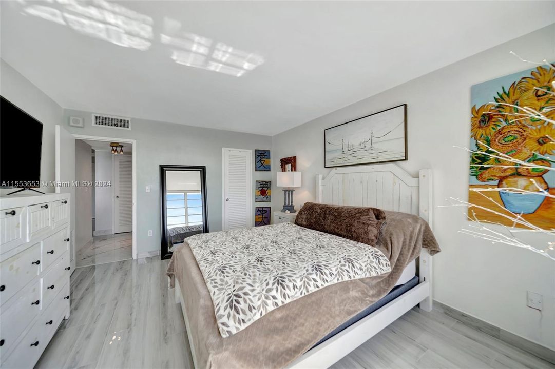 Active With Contract: $310,000 (1 beds, 1 baths, 940 Square Feet)