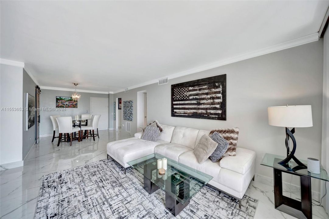 Active With Contract: $310,000 (1 beds, 1 baths, 940 Square Feet)