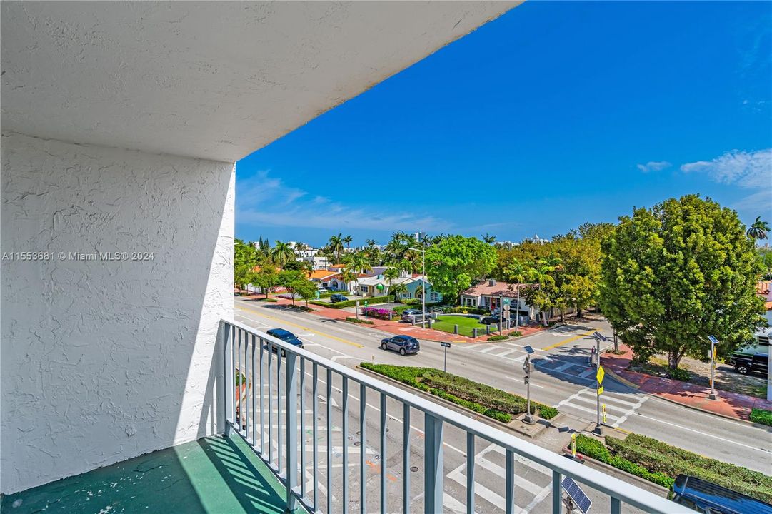 Active With Contract: $266,000 (1 beds, 1 baths, 785 Square Feet)
