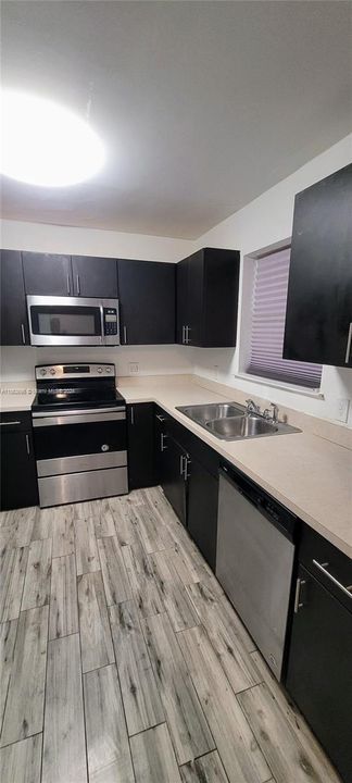 最近租的: $2,550 (3 贝兹, 2 浴室, 1120 平方英尺)