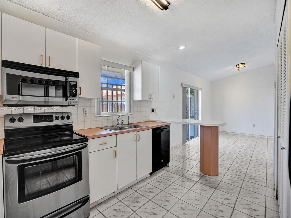 For Sale: $499,900 (3 beds, 2 baths, 1386 Square Feet)