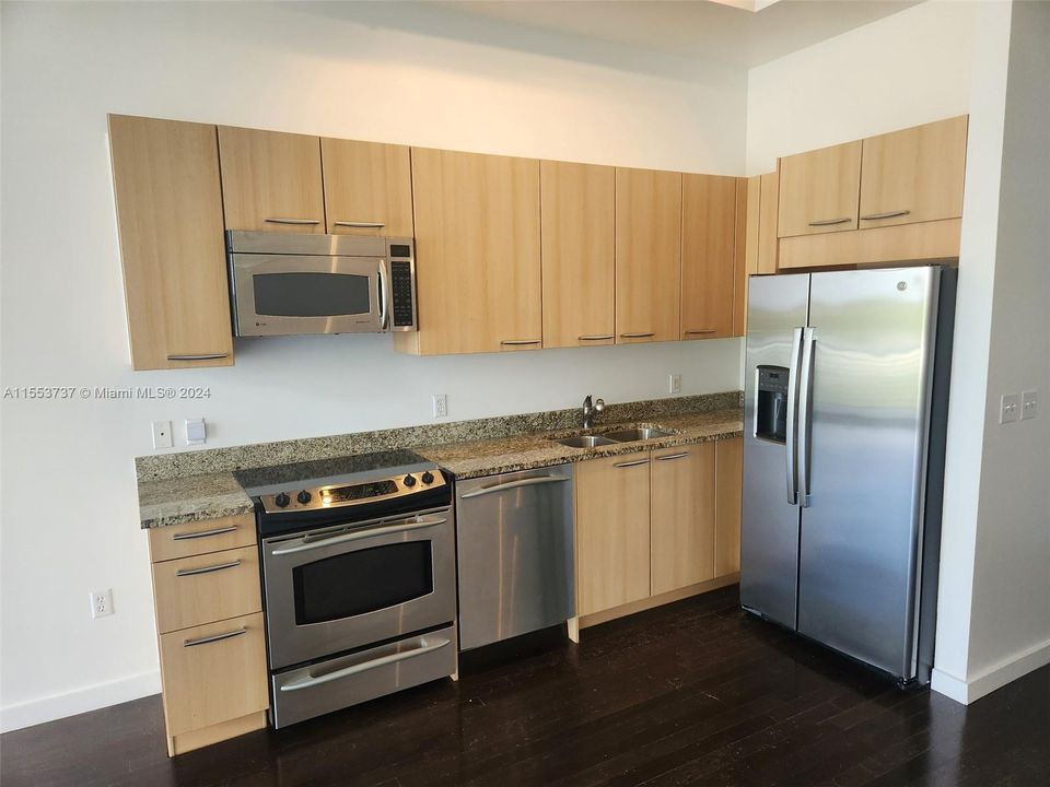 For Sale: $760,000 (1 beds, 1 baths, 966 Square Feet)
