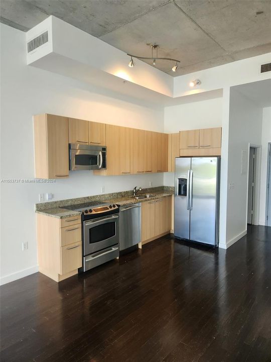 For Sale: $760,000 (1 beds, 1 baths, 966 Square Feet)