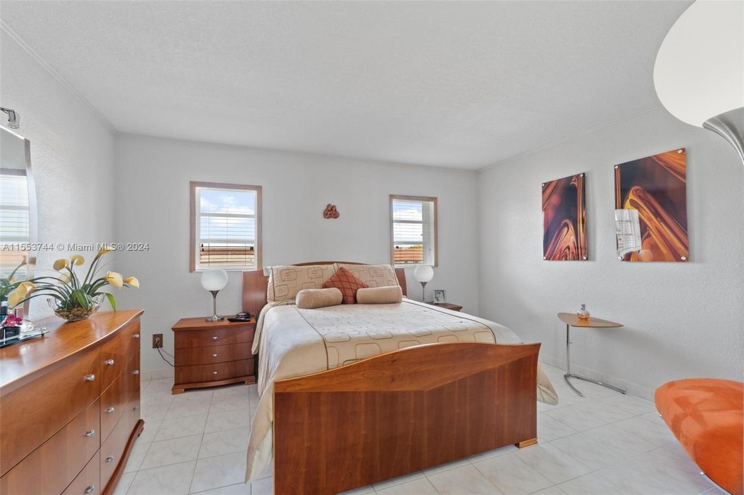 For Sale: $290,000 (2 beds, 1 baths, 1080 Square Feet)