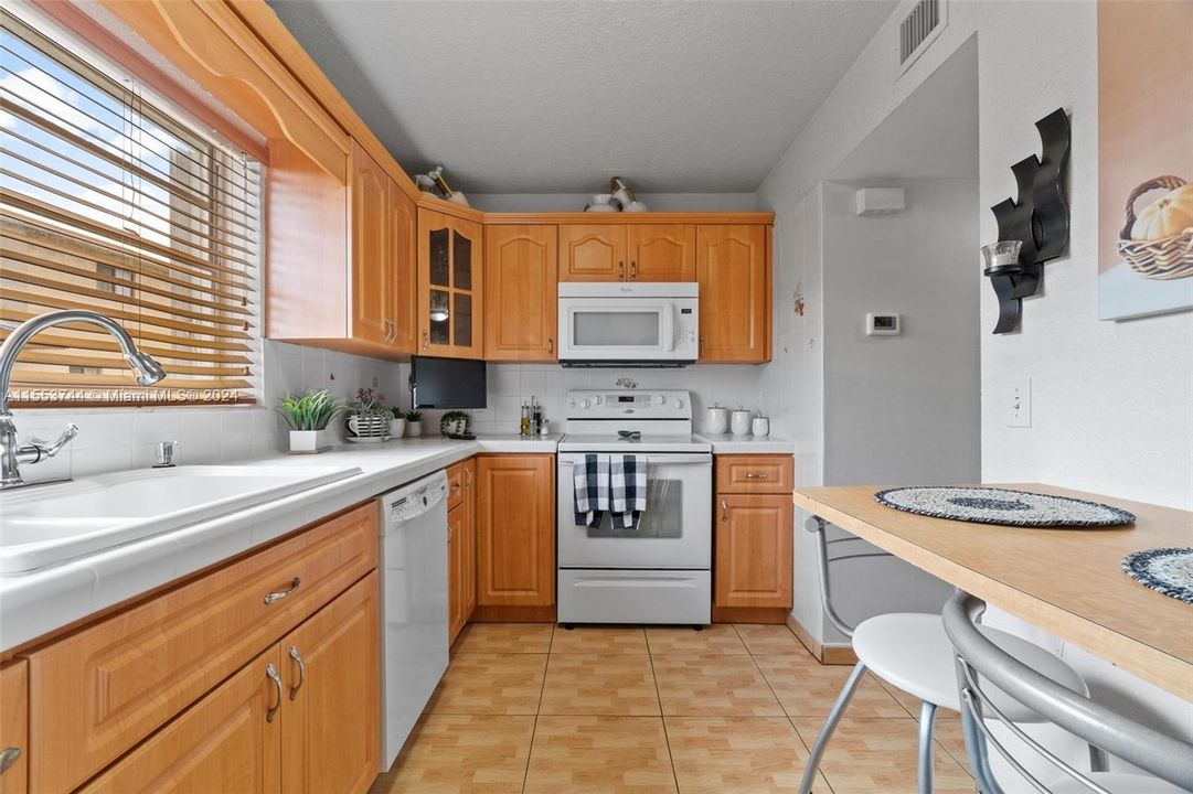 For Sale: $290,000 (2 beds, 1 baths, 1080 Square Feet)
