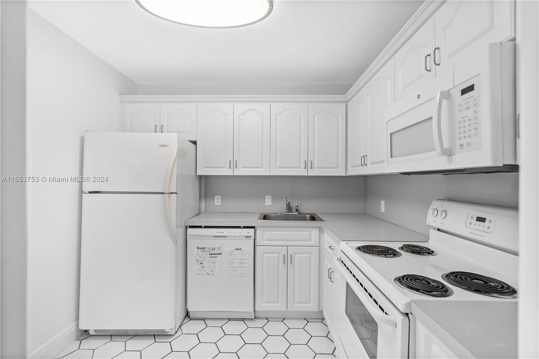 For Sale: $253,900 (1 beds, 1 baths, 741 Square Feet)