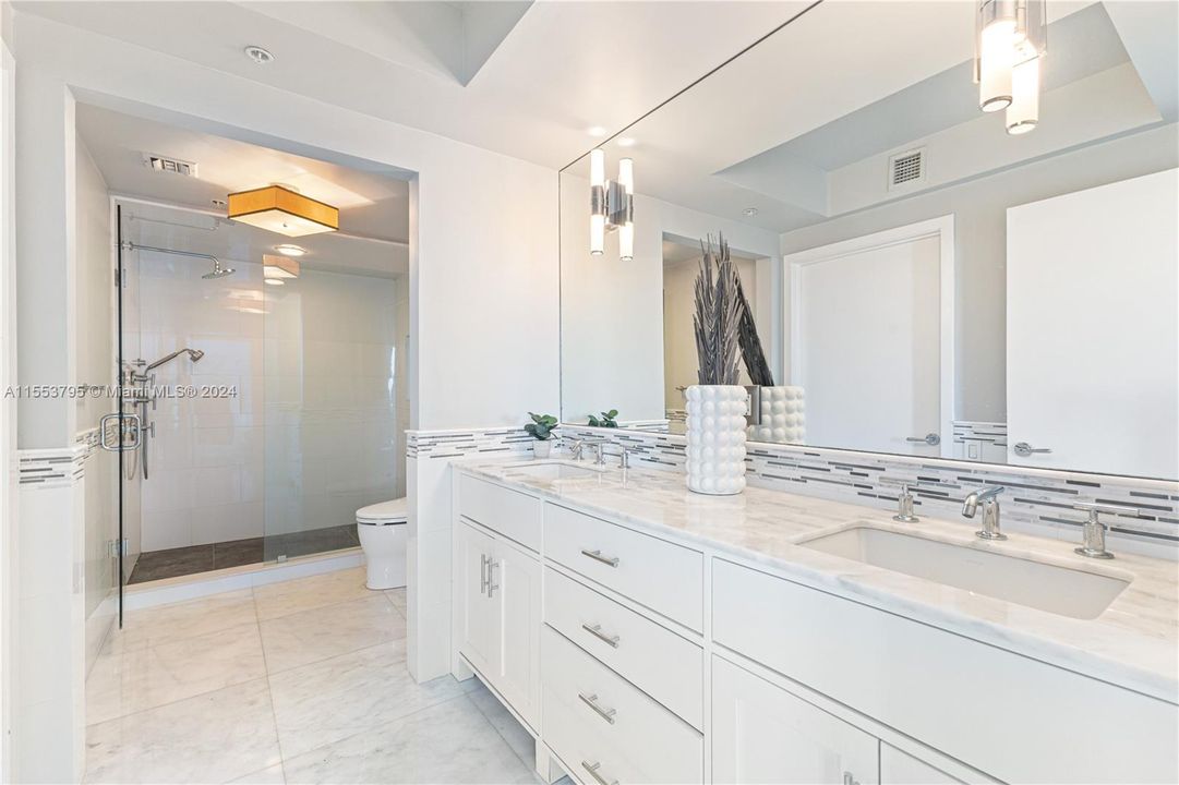 For Sale: $895,000 (1 beds, 2 baths, 940 Square Feet)