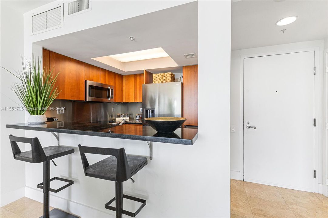 For Sale: $895,000 (1 beds, 2 baths, 940 Square Feet)