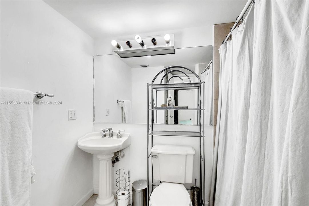 For Sale: $225,000 (1 beds, 1 baths, 709 Square Feet)